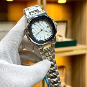 Patek Philippe Nautilus Automatic Watch with Date Display and Stainless Steel Bracelet