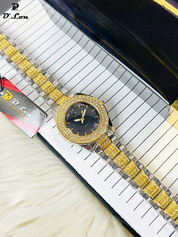 Luxury Women’s Quartz Watch with Crystal Bezel and Elegant Bracelet Strap