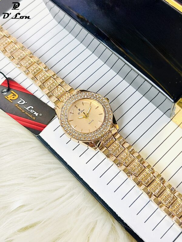 Luxury Women’s Quartz Watch with Crystal Bezel and Elegant Bracelet Strap