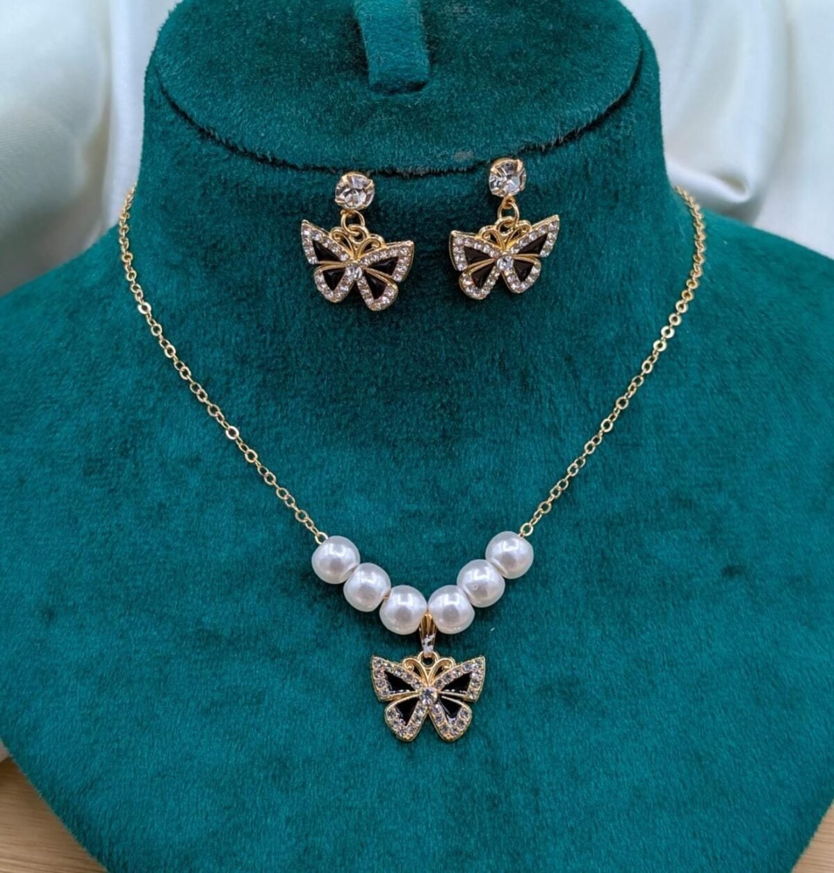 Luxe Clover Motif Jewelry Set With Lustrous Faux Pearl Accents - Image 2