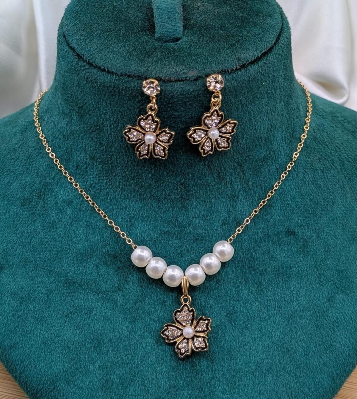 Luxe Clover Motif Jewelry Set With Lustrous Faux Pearl Accents - Image 6