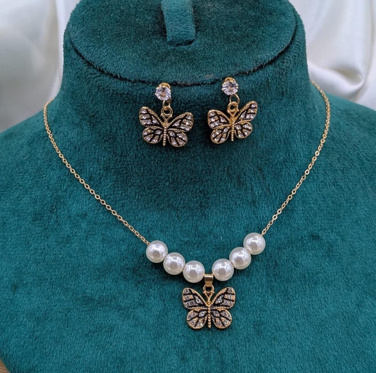 Luxe Clover Motif Jewelry Set With Lustrous Faux Pearl Accents - Image 5