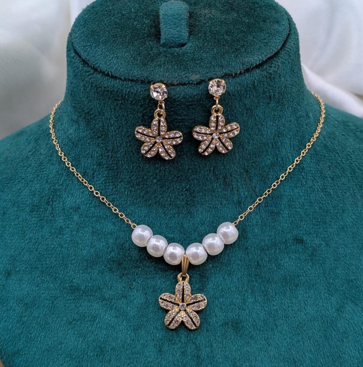Luxe Clover Motif Jewelry Set With Lustrous Faux Pearl Accents - Image 3